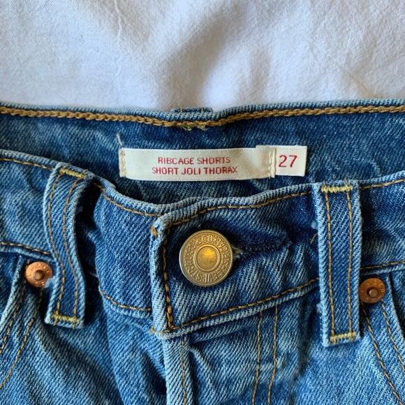 SOLD Levi’s Ribcage Shorts - Picture 5 of 6